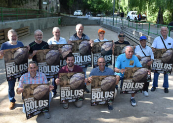 La Diputación Provincial de Cuenca ha presentado este martes una nueva edición del Circuito de Bolos Diputación “Serranía de Cuenca”, que arrancará el próximo 20 de junio en Portilla y se prolongará durante todo el verano con diez pruebas en otros tantos municipios de la Serranía conquense hasta la final prevista en Beamud el 5 de septiembre. La presentación se ha celebrado en las pistas de bolos del entorno del Recreo Peral, en la capital conquense, con la participación del diputado de Deportes, Abel Fresneda; el jefe del Servicio de Deportes, Juan Ignacio Lillo; y organizadores y participantes de esta competición, que alcanza ya su decimoctava edición. Fresneda ha subrayado que se trata de uno de los circuitos “más especiales” del calendario provincial porque contribuye a mantener vivas las tradiciones de los pueblos de la Serranía. Según ha explicado la institución provincial, el objetivo principal de esta cita es conservar y difundir una modalidad deportiva autóctona profundamente arraigada en la cultura popular de la zona, con la colaboración de diez municipios y entidades locales encargados de organizar cada jornada. El circuito se desarrollará a través del sistema tradicional de pruebas locales. Cada municipio ejercerá de anfitrión en una de las jornadas del calendario y los equipos, formados por entre 12 y 15 jugadores, podrán contar con hombres y mujeres mayores de 14 años. En cada jornada, los capitanes elegirán a los cuatro titulares que representarán a su localidad en la competición. Uno de los participantes y miembro del equipo de Uña, César Gómez, ha destacado que cada vez se anima más gente a participar, aunque ha insistido en la necesidad de seguir atrayendo a jóvenes y mujeres a un deporte que ha definido como una marca de identidad de Cuenca. Tras la cita inaugural de Portilla, el circuito continuará por Valdemoro Sierra, Cañada del Hoyo, Buenache de la Sierra, Tragacete, La Cierva, Cuenca, Uña y Zarzuela, antes de cerrar en Beamud con la jornada final y la entrega de trofeos a los tres equipos mejor clasificados. Uno de los rasgos más singulares de esta competición es que cada municipio conserva sus propias modalidades. Aunque las pruebas comparten una base común, cada localidad mantiene sus normas tradicionales, el tipo de bolos y las particularidades del lanzamiento heredadas de generaciones anteriores. Esa diversidad convierte el circuito en una cita deportiva y etnográfica a la vez, con un fuerte valor patrimonial para la Serranía. A ello se suma el componente social. Como es habitual, al término de cada jornada los equipos compartirán un espacio de convivencia para intercambiar experiencias y reforzar la relación entre municipios, un aspecto que la Diputación sitúa también entre los valores de este circuito. La institución provincial enmarca esta competición dentro de su programación deportiva para 2026. El Circuito de Bolos Serranos es el décimo de los once circuitos previstos este año y forma parte de un calendario global de 123 eventos deportivos repartidos por la provincia con el objetivo de fomentar hábitos de vida saludables y extender la práctica deportiva por todo el territorio. La propia dimensión alcanzada por el circuito ayuda a medir su evolución. Esta decimoctava edición confirma la continuidad de una competición que no solo sigue en pie, sino que mantiene su implantación en la Serranía de Cuenca, su carácter itinerante y su papel como herramienta para preservar una tradición local que todavía hoy moviliza a pueblos, equipos y aficionados durante todo el verano.