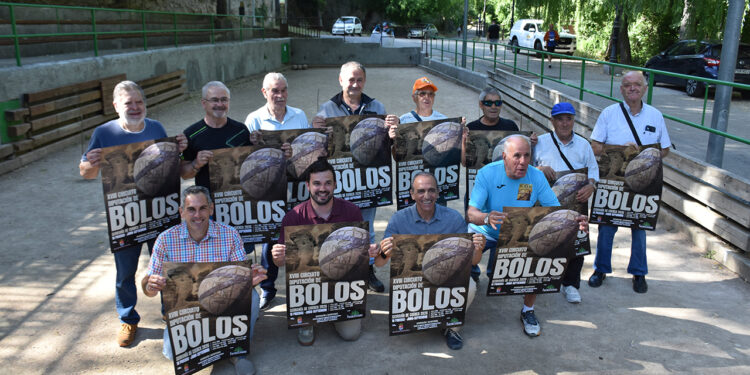 Portilla abrirá el XVIII Circuito de Bolos Serranos de Cuenca, que recorrerá diez municipios hasta septiembre 1 La Diputación Provincial de Cuenca ha presentado este martes una nueva edición del Circuito de Bolos Diputación “Serranía de Cuenca”, que arrancará el próximo 20 de junio en Portilla y se prolongará durante todo el verano con diez pruebas en otros tantos municipios de la Serranía conquense hasta la final prevista en Beamud el 5 de septiembre. La presentación se ha celebrado en las pistas de bolos del entorno del Recreo Peral, en la capital conquense, con la participación del diputado de Deportes, Abel Fresneda; el jefe del Servicio de Deportes, Juan Ignacio Lillo; y organizadores y participantes de esta competición, que alcanza ya su decimoctava edición. Fresneda ha subrayado que se trata de uno de los circuitos “más especiales” del calendario provincial porque contribuye a mantener vivas las tradiciones de los pueblos de la Serranía. Según ha explicado la institución provincial, el objetivo principal de esta cita es conservar y difundir una modalidad deportiva autóctona profundamente arraigada en la cultura popular de la zona, con la colaboración de diez municipios y entidades locales encargados de organizar cada jornada. El circuito se desarrollará a través del sistema tradicional de pruebas locales. Cada municipio ejercerá de anfitrión en una de las jornadas del calendario y los equipos, formados por entre 12 y 15 jugadores, podrán contar con hombres y mujeres mayores de 14 años. En cada jornada, los capitanes elegirán a los cuatro titulares que representarán a su localidad en la competición. Uno de los participantes y miembro del equipo de Uña, César Gómez, ha destacado que cada vez se anima más gente a participar, aunque ha insistido en la necesidad de seguir atrayendo a jóvenes y mujeres a un deporte que ha definido como una marca de identidad de Cuenca. Tras la cita inaugural de Portilla, el circuito continuará por Valdemoro Sierra, Cañada del Hoyo, Buenache de la Sierra, Tragacete, La Cierva, Cuenca, Uña y Zarzuela, antes de cerrar en Beamud con la jornada final y la entrega de trofeos a los tres equipos mejor clasificados. Uno de los rasgos más singulares de esta competición es que cada municipio conserva sus propias modalidades. Aunque las pruebas comparten una base común, cada localidad mantiene sus normas tradicionales, el tipo de bolos y las particularidades del lanzamiento heredadas de generaciones anteriores. Esa diversidad convierte el circuito en una cita deportiva y etnográfica a la vez, con un fuerte valor patrimonial para la Serranía. A ello se suma el componente social. Como es habitual, al término de cada jornada los equipos compartirán un espacio de convivencia para intercambiar experiencias y reforzar la relación entre municipios, un aspecto que la Diputación sitúa también entre los valores de este circuito. La institución provincial enmarca esta competición dentro de su programación deportiva para 2026. El Circuito de Bolos Serranos es el décimo de los once circuitos previstos este año y forma parte de un calendario global de 123 eventos deportivos repartidos por la provincia con el objetivo de fomentar hábitos de vida saludables y extender la práctica deportiva por todo el territorio. La propia dimensión alcanzada por el circuito ayuda a medir su evolución. Esta decimoctava edición confirma la continuidad de una competición que no solo sigue en pie, sino que mantiene su implantación en la Serranía de Cuenca, su carácter itinerante y su papel como herramienta para preservar una tradición local que todavía hoy moviliza a pueblos, equipos y aficionados durante todo el verano.