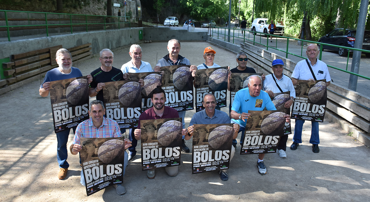 Portilla abrirá el XVIII Circuito de Bolos Serranos de Cuenca, que recorrerá diez municipios hasta septiembre 2 La Diputación Provincial de Cuenca ha presentado este martes una nueva edición del Circuito de Bolos Diputación “Serranía de Cuenca”, que arrancará el próximo 20 de junio en Portilla y se prolongará durante todo el verano con diez pruebas en otros tantos municipios de la Serranía conquense hasta la final prevista en Beamud el 5 de septiembre.La presentación se ha celebrado en las pistas de bolos del entorno del Recreo Peral, en la capital conquense, con la participación del diputado de Deportes, Abel Fresneda; el jefe del Servicio de Deportes, Juan Ignacio Lillo; y organizadores y participantes de esta competición, que alcanza ya su decimoctava edición.Fresneda ha subrayado que se trata de uno de los circuitos “más especiales” del calendario provincial porque contribuye a mantener vivas las tradiciones de los pueblos de la Serranía. Según ha explicado la institución provincial, el objetivo principal de esta cita es conservar y difundir una modalidad deportiva autóctona profundamente arraigada en la cultura popular de la zona, con la colaboración de diez municipios y entidades locales encargados de organizar cada jornada.El circuito se desarrollará a través del sistema tradicional de pruebas locales. Cada municipio ejercerá de anfitrión en una de las jornadas del calendario y los equipos, formados por entre 12 y 15 jugadores, podrán contar con hombres y mujeres mayores de 14 años. En cada jornada, los capitanes elegirán a los cuatro titulares que representarán a su localidad en la competición.Uno de los participantes y miembro del equipo de Uña, César Gómez, ha destacado que cada vez se anima más gente a participar, aunque ha insistido en la necesidad de seguir atrayendo a jóvenes y mujeres a un deporte que ha definido como una marca de identidad de Cuenca.Tras la cita inaugural de Portilla, el circuito continuará por Valdemoro Sierra, Cañada del Hoyo, Buenache de la Sierra, Tragacete, La Cierva, Cuenca, Uña y Zarzuela, antes de cerrar en Beamud con la jornada final y la entrega de trofeos a los tres equipos mejor clasificados.Uno de los rasgos más singulares de esta competición es que cada municipio conserva sus propias modalidades. Aunque las pruebas comparten una base común, cada localidad mantiene sus normas tradicionales, el tipo de bolos y las particularidades del lanzamiento heredadas de generaciones anteriores. Esa diversidad convierte el circuito en una cita deportiva y etnográfica a la vez, con un fuerte valor patrimonial para la Serranía.A ello se suma el componente social. Como es habitual, al término de cada jornada los equipos compartirán un espacio de convivencia para intercambiar experiencias y reforzar la relación entre municipios, un aspecto que la Diputación sitúa también entre los valores de este circuito.La institución provincial enmarca esta competición dentro de su programación deportiva para 2026. El Circuito de Bolos Serranos es el décimo de los once circuitos previstos este año y forma parte de un calendario global de 123 eventos deportivos repartidos por la provincia con el objetivo de fomentar hábitos de vida saludables y extender la práctica deportiva por todo el territorio.La propia dimensión alcanzada por el circuito ayuda a medir su evolución. Esta decimoctava edición confirma la continuidad de una competición que no solo sigue en pie, sino que mantiene su implantación en la Serranía de Cuenca, su carácter itinerante y su papel como herramienta para preservar una tradición local que todavía hoy moviliza a pueblos, equipos y aficionados durante todo el verano.