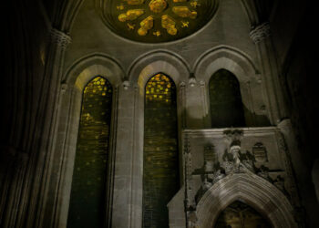 La instantánea “Vigilia en el templo”, de Adrián Martínez Vicente, ganadora del XVII Premio de Fotografía de la Junta de Cofradías
