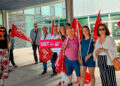 El personal técnico sanitario se ha concentrado este lunes a las puertas del Hospital de Cuenca, bajo la convocatoria del sindicato UGT, para exigir la aplicación inmediata de su reclasificación profesional dentro del Sistema Nacional de Salud. La movilización busca presionar al Gobierno para que cumpla lo pactado y actualice las condiciones laborales de unos profesionales que consideran que su actual categoría está obsoleta, ya que no refleja la formación adquirida ni las responsabilidades que asumen a diario en las instalaciones del centro hospitalario conquense. El bloqueo económico frena las mejoras La principal traba para resolver esta situación en la sanidad pública radica en la falta de financiación estatal. Según denuncian los representantes sindicales, el Ministerio de Hacienda mantiene paralizada una partida económica indispensable que ronda los 450 millones de euros. Sin este presupuesto, resulta imposible materializar el cambio de categorías, a pesar de que el procedimiento técnico ya está completamente negociado por UGT y CCOO con los ministerios de Sanidad y Función Pública. Las exigencias de los trabajadores del hospital se centran en dos ascensos específicos que dignificarían su labor: Técnicos superiores sanitarios: paso al grupo profesional B. Técnicos en Cuidados Auxiliares de Enfermería (TCAE): ascenso al grupo C1. Un conflicto enquistado desde 2022 Para comprender la frustración actual del personal sanitario conquense es necesario repasar el archivo de Liberal de Castilla. Esta protesta a las puertas del hospital no es un hecho aislado, sino la consecuencia de una promesa incumplida que venimos documentando en el último año. El origen del conflicto se remonta a la firma del Acuerdo Marco para una Administración del Siglo XXI en octubre de 2022, un pacto que establecía finales de 2023 como fecha límite para integrar plenamente estas nuevas categorías amparándose en el Estatuto Básico del Empleado Público. Hoy, con los plazos ampliamente superados, la plantilla de técnicos del Hospital de Cuenca sigue atrapada en las antiguas categorías C1 y C2. La concentración de esta mañana se suma a la larga trayectoria de reivindicaciones laborales en la región, evidenciando cómo los acuerdos de modernización administrativa se quedan en papel mojado cuando se enfrentan a los bloqueos presupuestarios en Madrid. La situación obliga a los sanitarios locales a mantener un calendario de huelgas y movilizaciones hasta que el dinero prometido llegue finalmente a las nóminas de los trabajadores.