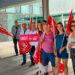 Protesta en el Hospital de Cuenca: los técnicos sanitarios exigen el desbloqueo de 450 millones para su reclasificación 3 El personal técnico sanitario se ha concentrado este lunes a las puertas del Hospital de Cuenca, bajo la convocatoria del sindicato UGT, para exigir la aplicación inmediata de su reclasificación profesional dentro del Sistema Nacional de Salud. La movilización busca presionar al Gobierno para que cumpla lo pactado y actualice las condiciones laborales de unos profesionales que consideran que su actual categoría está obsoleta, ya que no refleja la formación adquirida ni las responsabilidades que asumen a diario en las instalaciones del centro hospitalario conquense. El bloqueo económico frena las mejoras La principal traba para resolver esta situación en la sanidad pública radica en la falta de financiación estatal. Según denuncian los representantes sindicales, el Ministerio de Hacienda mantiene paralizada una partida económica indispensable que ronda los 450 millones de euros. Sin este presupuesto, resulta imposible materializar el cambio de categorías, a pesar de que el procedimiento técnico ya está completamente negociado por UGT y CCOO con los ministerios de Sanidad y Función Pública. Las exigencias de los trabajadores del hospital se centran en dos ascensos específicos que dignificarían su labor: Técnicos superiores sanitarios: paso al grupo profesional B. Técnicos en Cuidados Auxiliares de Enfermería (TCAE): ascenso al grupo C1. Un conflicto enquistado desde 2022 Para comprender la frustración actual del personal sanitario conquense es necesario repasar el archivo de Liberal de Castilla. Esta protesta a las puertas del hospital no es un hecho aislado, sino la consecuencia de una promesa incumplida que venimos documentando en el último año. El origen del conflicto se remonta a la firma del Acuerdo Marco para una Administración del Siglo XXI en octubre de 2022, un pacto que establecía finales de 2023 como fecha límite para integrar plenamente estas nuevas categorías amparándose en el Estatuto Básico del Empleado Público. Hoy, con los plazos ampliamente superados, la plantilla de técnicos del Hospital de Cuenca sigue atrapada en las antiguas categorías C1 y C2. La concentración de esta mañana se suma a la larga trayectoria de reivindicaciones laborales en la región, evidenciando cómo los acuerdos de modernización administrativa se quedan en papel mojado cuando se enfrentan a los bloqueos presupuestarios en Madrid. La situación obliga a los sanitarios locales a mantener un calendario de huelgas y movilizaciones hasta que el dinero prometido llegue finalmente a las nóminas de los trabajadores.