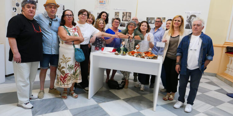 Resucita el mítico carro teatral que recorrió los pueblos de Cuenca exposición y función nocturna en la Diputación