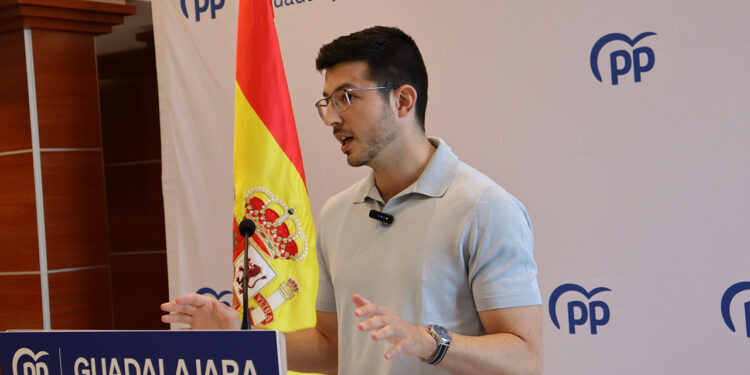 Román García exige a Pablo Bellido que asuma su responsabilidad política por su “apoyo incondicional” a Pedro Sánchez