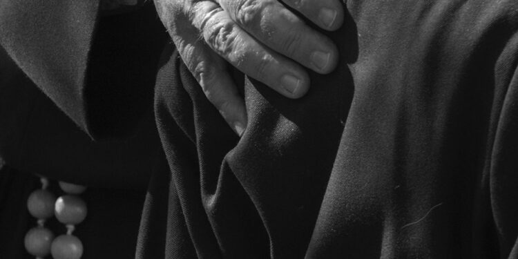La instantánea “Vigilia en el templo”, de Adrián Martínez Vicente, ganadora del XVII Premio de Fotografía de la Junta de Cofradías