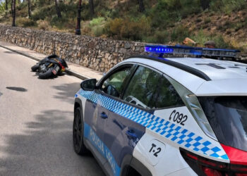 Un motorista ha sido evacuado este mediodía al Hospital Universitario de Cuenca tras sufrir una salida de vía cuando circulaba por el Camino de San Isidro. El siniestro se ha producido alrededor de las 13:00 horas, lo que ha motivado la rápida movilización de los servicios de emergencia hasta este trazado del término municipal para atender la incidencia sobre el terreno. Tras recibir la primera asistencia en el lugar del accidente, los equipos sanitarios han determinado el traslado del conductor al centro hospitalario para someterlo a una valoración médica exhaustiva. A raíz de este suceso, la Policía Local ha reiterado la necesidad de extremar la precaución al volante, incidiendo especialmente en la conducción por vías que presentan curvas pronunciadas, cambios de rasante o irregularidades en la calzada derivadas de la humedad y la acumulación de gravilla. Este suceso enlaza con la cobertura reciente de Liberal de Castilla, cuyo archivo del último año refleja la constante preocupación de las autoridades por la seguridad en las rutas periurbanas de la capital conquense. La presencia de elementos desestabilizadores en el asfalto de estos caminos vecinales ha sido el foco de repetidas advertencias oficiales, especialmente dirigidas a los usuarios de vehículos de dos ruedas. El accidente de hoy en el entorno de San Isidro vuelve a poner de manifiesto esta vulnerabilidad en trazados sinuosos y da continuidad a las recientes campañas preventivas de seguridad vial desplegadas a nivel local.