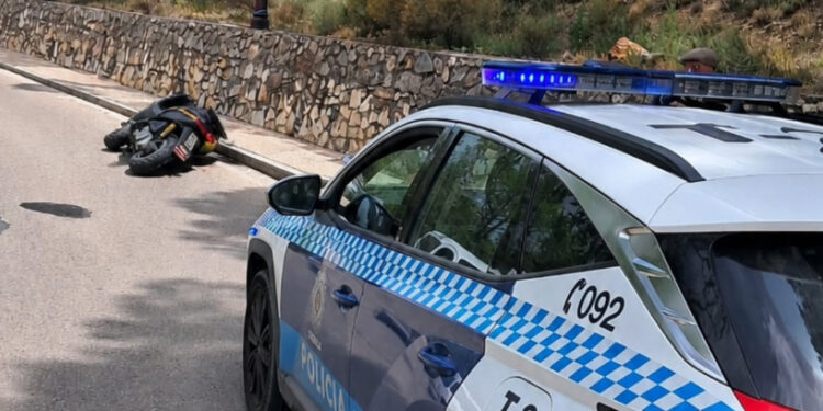 Un motorista ha sido evacuado este mediodía al Hospital Universitario de Cuenca tras sufrir una salida de vía cuando circulaba por el Camino de San Isidro. El siniestro se ha producido alrededor de las 13:00 horas, lo que ha motivado la rápida movilización de los servicios de emergencia hasta este trazado del término municipal para atender la incidencia sobre el terreno. Tras recibir la primera asistencia en el lugar del accidente, los equipos sanitarios han determinado el traslado del conductor al centro hospitalario para someterlo a una valoración médica exhaustiva. A raíz de este suceso, la Policía Local ha reiterado la necesidad de extremar la precaución al volante, incidiendo especialmente en la conducción por vías que presentan curvas pronunciadas, cambios de rasante o irregularidades en la calzada derivadas de la humedad y la acumulación de gravilla. Este suceso enlaza con la cobertura reciente de Liberal de Castilla, cuyo archivo del último año refleja la constante preocupación de las autoridades por la seguridad en las rutas periurbanas de la capital conquense. La presencia de elementos desestabilizadores en el asfalto de estos caminos vecinales ha sido el foco de repetidas advertencias oficiales, especialmente dirigidas a los usuarios de vehículos de dos ruedas. El accidente de hoy en el entorno de San Isidro vuelve a poner de manifiesto esta vulnerabilidad en trazados sinuosos y da continuidad a las recientes campañas preventivas de seguridad vial desplegadas a nivel local.