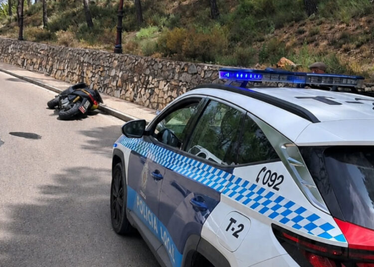 Un motorista ha sido evacuado este mediodía al Hospital Universitario de Cuenca tras sufrir una salida de vía cuando circulaba por el Camino de San Isidro. El siniestro se ha producido alrededor de las 13:00 horas, lo que ha motivado la rápida movilización de los servicios de emergencia hasta este trazado del término municipal para atender la incidencia sobre el terreno. Tras recibir la primera asistencia en el lugar del accidente, los equipos sanitarios han determinado el traslado del conductor al centro hospitalario para someterlo a una valoración médica exhaustiva. A raíz de este suceso, la Policía Local ha reiterado la necesidad de extremar la precaución al volante, incidiendo especialmente en la conducción por vías que presentan curvas pronunciadas, cambios de rasante o irregularidades en la calzada derivadas de la humedad y la acumulación de gravilla. Este suceso enlaza con la cobertura reciente de Liberal de Castilla, cuyo archivo del último año refleja la constante preocupación de las autoridades por la seguridad en las rutas periurbanas de la capital conquense. La presencia de elementos desestabilizadores en el asfalto de estos caminos vecinales ha sido el foco de repetidas advertencias oficiales, especialmente dirigidas a los usuarios de vehículos de dos ruedas. El accidente de hoy en el entorno de San Isidro vuelve a poner de manifiesto esta vulnerabilidad en trazados sinuosos y da continuidad a las recientes campañas preventivas de seguridad vial desplegadas a nivel local.