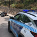 Un motorista ha sido evacuado este mediodía al Hospital Universitario de Cuenca tras sufrir una salida de vía cuando circulaba por el Camino de San Isidro. El siniestro se ha producido alrededor de las 13:00 horas, lo que ha motivado la rápida movilización de los servicios de emergencia hasta este trazado del término municipal para atender la incidencia sobre el terreno. Tras recibir la primera asistencia en el lugar del accidente, los equipos sanitarios han determinado el traslado del conductor al centro hospitalario para someterlo a una valoración médica exhaustiva. A raíz de este suceso, la Policía Local ha reiterado la necesidad de extremar la precaución al volante, incidiendo especialmente en la conducción por vías que presentan curvas pronunciadas, cambios de rasante o irregularidades en la calzada derivadas de la humedad y la acumulación de gravilla. Este suceso enlaza con la cobertura reciente de Liberal de Castilla, cuyo archivo del último año refleja la constante preocupación de las autoridades por la seguridad en las rutas periurbanas de la capital conquense. La presencia de elementos desestabilizadores en el asfalto de estos caminos vecinales ha sido el foco de repetidas advertencias oficiales, especialmente dirigidas a los usuarios de vehículos de dos ruedas. El accidente de hoy en el entorno de San Isidro vuelve a poner de manifiesto esta vulnerabilidad en trazados sinuosos y da continuidad a las recientes campañas preventivas de seguridad vial desplegadas a nivel local.