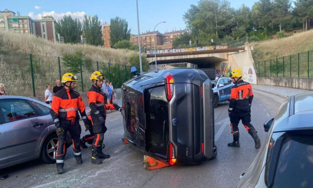 Un aparatoso accidente en la calle Orégano de Cuenca deja dos heridos y cuatro coches implicados 1 Un aparatoso accidente en la calle Orégano de Cuenca deja dos heridos y cuatro coches implicados