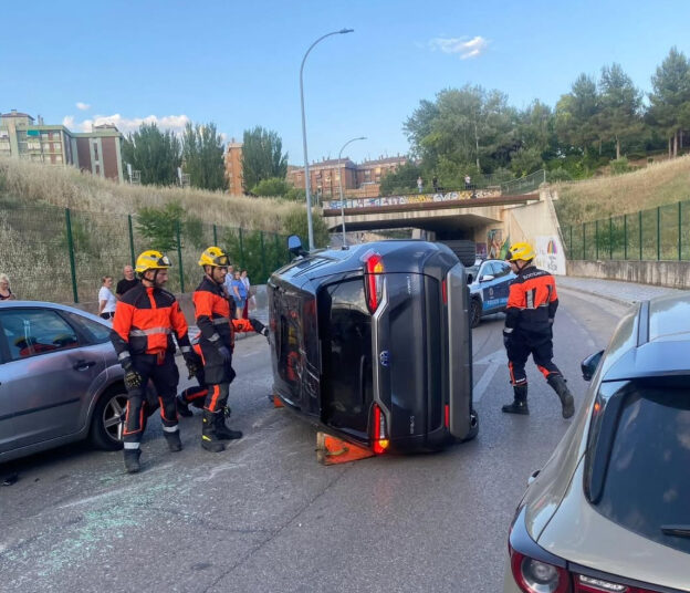 Un aparatoso accidente en la calle Orégano de Cuenca deja dos heridos y cuatro coches implicados
