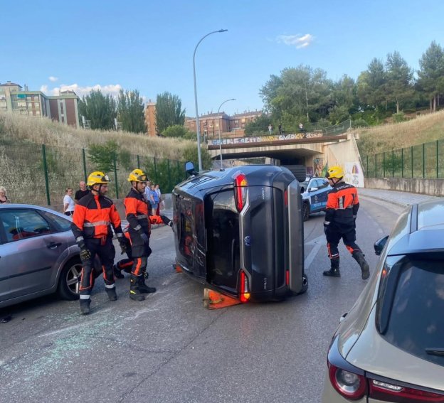 Un aparatoso accidente en la calle Orégano de Cuenca deja dos heridos y cuatro coches implicados 2 Un aparatoso accidente en la calle Orégano de Cuenca deja dos heridos y cuatro coches implicados