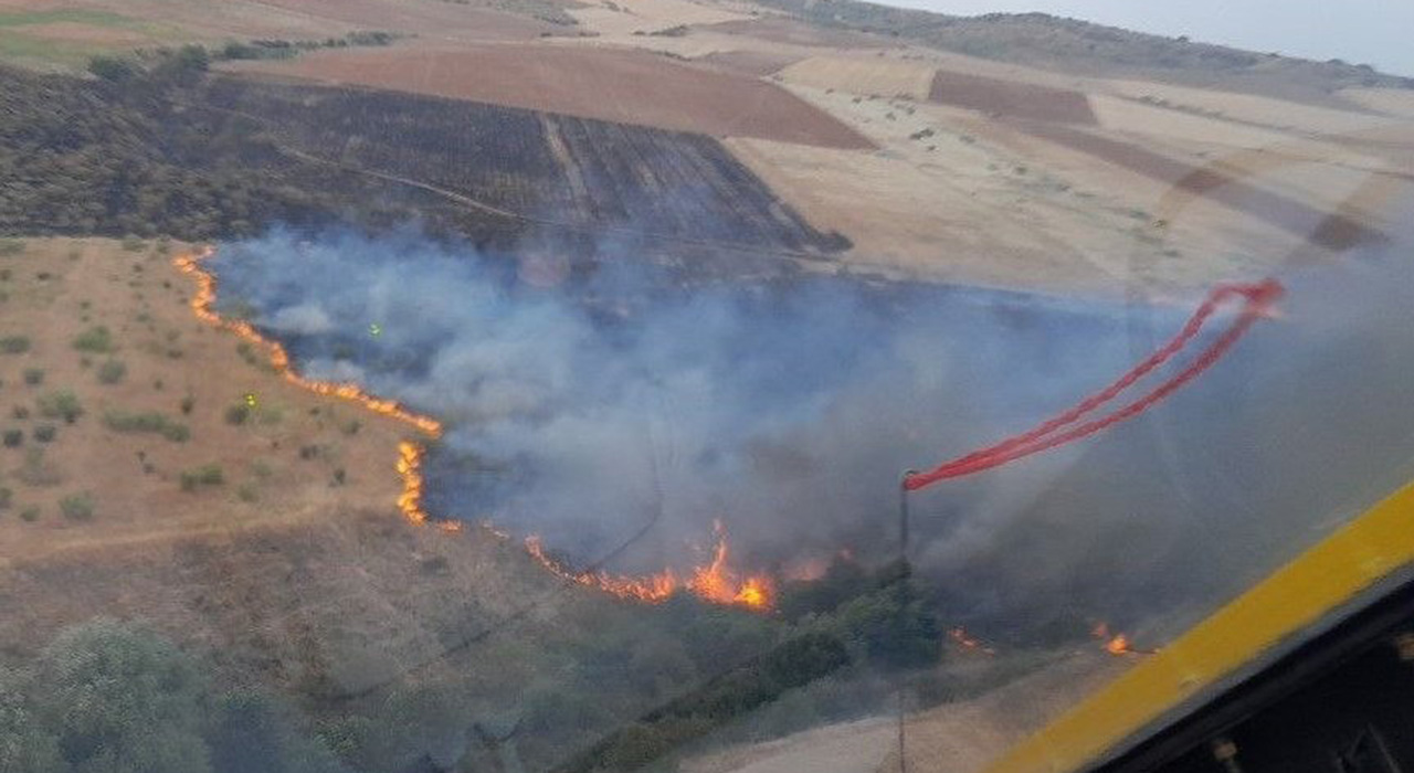 Controlado el fuego en Torrejón 2 Un aviso por humo moviliza a 37 efectivos y medios aéreos en Torrejón del Rey
