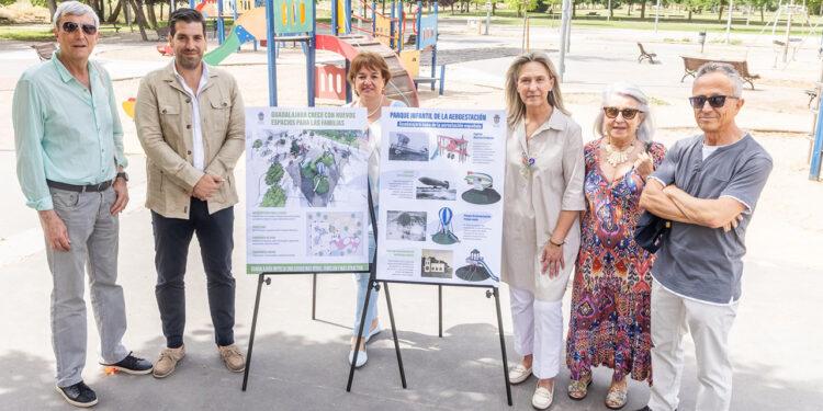 El Ayuntamiento de Guadalajara transformará el área infantil del parque de La Chopera en un recinto temático dedicado a la historia de la aeroestación. La alcaldesa, Ana Guarinos, y el concejal de Parques y Jardines, José Luis Alguacil, han presentado este proyecto de remodelación integral que cuenta con un presupuesto cercano a los 500.000 euros. Las obras se licitarán en las próximas semanas y tendrán un plazo de ejecución de tres meses. El objetivo es recuperar unos 900 metros cuadrados actualmente deteriorados y dar respuesta a las demandas históricas de las asociaciones vecinales de La Chopera y Río Henares. Elementos de juego y regreso de la hostelería La intervención reordena todo el espacio con nuevo pavimento, mejoras en la accesibilidad, iluminación actualizada y mobiliario urbano renovado. El diseño rinde homenaje al papel de Guadalajara en los inicios de la aeronáutica española, vinculando el juego con el aprendizaje de la historia local. Las estructuras del nuevo parque estarán conectadas en un recorrido continuo e incluirán: Una recreación del avión Cuatro Vientos, en homenaje al hito histórico del capitán Barberán. Un dirigible inspirado en los diseños originales del ingeniero Leonardo Torres Quevedo. Un globo cautivo que rememora los primeros vuelos realizados desde la capital. Una torre de avistamiento basada en la instalación original que todavía se conserva en el acuartelamiento de Capitán Arenas. El proyecto incorpora además la construcción de un quiosco de hostelería en la misma ubicación que ocupaba antiguamente. El consistorio construirá el edificio junto con el parque para licitar su gestión posteriormente, descartando soluciones temporales como los food trucks que no lograron consolidarse. Para garantizar el confort climático, el Ayuntamiento priorizará la plantación de nuevo arbolado que genere sombra natural a medio y largo plazo. Evolución de los espacios de ocio en la ribera del Henares Esta gran intervención en La Chopera supone un punto de inflexión en la gestión de las infraestructuras de los barrios tradicionales. Tal y como refleja la hemeroteca de Liberal de Castilla, las asociaciones de la zona del Henares llevaban años advirtiendo sobre el agravio comparativo que sufrían sus instalaciones frente a los parques de los nuevos desarrollos urbanísticos. La falta de un quiosco estable y el deterioro de los columpios eran quejas recurrentes al finalizar cada verano, cuando esta zona junto al río registra su máxima afluencia. Con esta obra, el urbanismo local da un paso más allá del simple mantenimiento para apostar por la tematización histórica. La estrategia se alinea con intervenciones recientes, como la adaptación climática iniciada en la plaza Moreno, para solucionar la carencia de sombra en las zonas de juego. Al recuperar el legado de la Academia de Ingenieros y convertirlo en el eje del nuevo parque, La Chopera no solo renueva su equipamiento, sino que afianza su identidad como uno de los espacios de convivencia más importantes y transitados de Guadalajara.