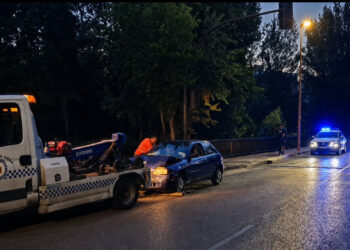 Un accidente de tráfico ocurrido esta madrugada en la calle Escultor Jamete de Cuenca se ha saldado con una persona herida tras una colisión por alcance entre dos vehículos. El siniestro se produjo cuando uno de los turismos implicados se encontraba correctamente detenido en la vía, respetando la fase roja de un semáforo. En ese momento, un segundo vehículo impactó por la parte trasera contra el coche que aguardaba la señal para reanudar la marcha. Agentes de la Policía Local de Cuenca y efectivos sanitarios se desplazaron al lugar de los hechos para atender a la persona lesionada e intervenir en la vía. Actualmente, las autoridades mantienen abierta una investigación para esclarecer las circunstancias exactas que originaron el impacto. Entre las principales hipótesis de trabajo, los agentes evalúan si el consumo de alcohol por parte del conductor causante pudo ser uno de los factores determinantes del siniestro. A raíz de este suceso, la jefatura ha insistido en la necesidad de extremar la prudencia, mantener la distancia de seguridad y recordar la incompatibilidad absoluta entre la ingesta de alcohol y la conducción. El alcohol al volante, un problema recurrente en las vías urbanas Este alcance nocturno vuelve a poner sobre la mesa un problema contra el que las autoridades conquenses llevan meses actuando. Tal y como ha documentado el archivo de Liberal de Castilla durante el último año, la Policía Local de Cuenca se ha visto obligada a intensificar los controles preventivos, especialmente durante los fines de semana y de madrugada, para frenar las conductas de riesgo en el casco urbano. A lo largo de los últimos meses, los partes policiales recogidos por este medio han reflejado un goteo constante de diligencias abiertas contra conductores que superaban las tasas de alcohol permitidas. El accidente de esta noche en la calle Escultor Jamete evidencia que, pese a las campañas de concienciación y al esfuerzo por mantener la seguridad vial, la mezcla de alcohol y conducción sigue traduciéndose en colisiones reales con heridos en las calles de la capital.