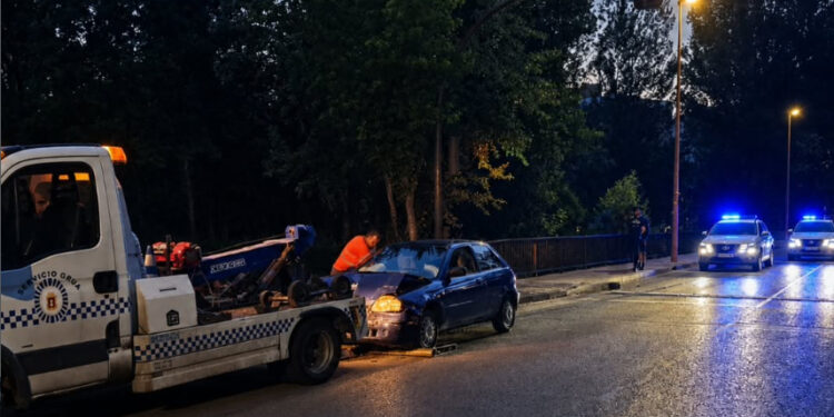 Un accidente de tráfico ocurrido esta madrugada en la calle Escultor Jamete de Cuenca se ha saldado con una persona herida tras una colisión por alcance entre dos vehículos. El siniestro se produjo cuando uno de los turismos implicados se encontraba correctamente detenido en la vía, respetando la fase roja de un semáforo. En ese momento, un segundo vehículo impactó por la parte trasera contra el coche que aguardaba la señal para reanudar la marcha. Agentes de la Policía Local de Cuenca y efectivos sanitarios se desplazaron al lugar de los hechos para atender a la persona lesionada e intervenir en la vía. Actualmente, las autoridades mantienen abierta una investigación para esclarecer las circunstancias exactas que originaron el impacto. Entre las principales hipótesis de trabajo, los agentes evalúan si el consumo de alcohol por parte del conductor causante pudo ser uno de los factores determinantes del siniestro. A raíz de este suceso, la jefatura ha insistido en la necesidad de extremar la prudencia, mantener la distancia de seguridad y recordar la incompatibilidad absoluta entre la ingesta de alcohol y la conducción. El alcohol al volante, un problema recurrente en las vías urbanas Este alcance nocturno vuelve a poner sobre la mesa un problema contra el que las autoridades conquenses llevan meses actuando. Tal y como ha documentado el archivo de Liberal de Castilla durante el último año, la Policía Local de Cuenca se ha visto obligada a intensificar los controles preventivos, especialmente durante los fines de semana y de madrugada, para frenar las conductas de riesgo en el casco urbano. A lo largo de los últimos meses, los partes policiales recogidos por este medio han reflejado un goteo constante de diligencias abiertas contra conductores que superaban las tasas de alcohol permitidas. El accidente de esta noche en la calle Escultor Jamete evidencia que, pese a las campañas de concienciación y al esfuerzo por mantener la seguridad vial, la mezcla de alcohol y conducción sigue traduciéndose en colisiones reales con heridos en las calles de la capital.