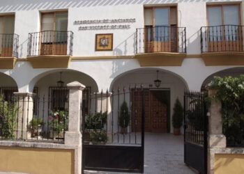 Un incendio declarado este viernes a las 13:46 horas ha obligado a evacuar de urgencia la residencia de mayores San Vicente de Paul, situada en el municipio conquense de San Clemente. El Servicio de Atención y Coordinación de Urgencias y Emergencias 112 de Castilla-La Mancha ha activado un dispositivo de respuesta inmediata tras recibir el aviso. En estos momentos, los equipos de emergencia trabajan sobre el terreno y están procediendo al desalojo completo de los residentes para apartarlos del peligro y garantizar su integridad física. Esta rápida intervención pone a prueba la efectividad de los protocolos de seguridad en los centros geriátricos de la provincia. Tal y como hemos documentado en Liberal de Castilla durante el último año, las instituciones sociosanitarias conquenses han incrementado la revisión de sus planes de autoprotección frente a incendios, priorizando la formación del personal y la actualización de las vías de escape. La agilidad en la evacuación que se está llevando a cabo hoy en San Clemente refleja la importancia vital de estas medidas preventivas a la hora de proteger a los usuarios más vulnerables ante una emergencia real.