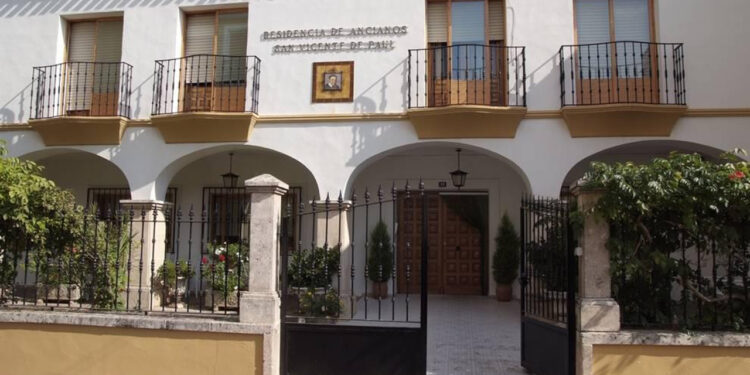 Un incendio declarado este viernes a las 13:46 horas ha obligado a evacuar de urgencia la residencia de mayores San Vicente de Paul, situada en el municipio conquense de San Clemente. El Servicio de Atención y Coordinación de Urgencias y Emergencias 112 de Castilla-La Mancha ha activado un dispositivo de respuesta inmediata tras recibir el aviso. En estos momentos, los equipos de emergencia trabajan sobre el terreno y están procediendo al desalojo completo de los residentes para apartarlos del peligro y garantizar su integridad física. Esta rápida intervención pone a prueba la efectividad de los protocolos de seguridad en los centros geriátricos de la provincia. Tal y como hemos documentado en Liberal de Castilla durante el último año, las instituciones sociosanitarias conquenses han incrementado la revisión de sus planes de autoprotección frente a incendios, priorizando la formación del personal y la actualización de las vías de escape. La agilidad en la evacuación que se está llevando a cabo hoy en San Clemente refleja la importancia vital de estas medidas preventivas a la hora de proteger a los usuarios más vulnerables ante una emergencia real.