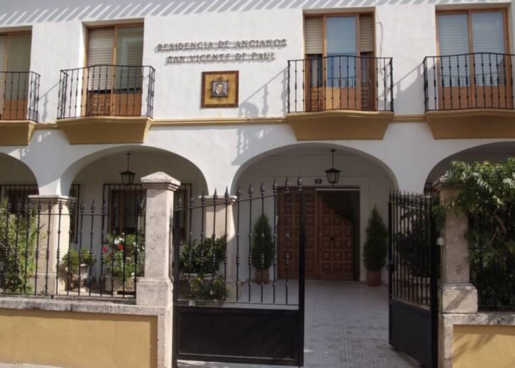 Un incendio declarado este viernes a las 13:46 horas ha obligado a evacuar de urgencia la residencia de mayores San Vicente de Paul, situada en el municipio conquense de San Clemente. El Servicio de Atención y Coordinación de Urgencias y Emergencias 112 de Castilla-La Mancha ha activado un dispositivo de respuesta inmediata tras recibir el aviso. En estos momentos, los equipos de emergencia trabajan sobre el terreno y están procediendo al desalojo completo de los residentes para apartarlos del peligro y garantizar su integridad física. Esta rápida intervención pone a prueba la efectividad de los protocolos de seguridad en los centros geriátricos de la provincia. Tal y como hemos documentado en Liberal de Castilla durante el último año, las instituciones sociosanitarias conquenses han incrementado la revisión de sus planes de autoprotección frente a incendios, priorizando la formación del personal y la actualización de las vías de escape. La agilidad en la evacuación que se está llevando a cabo hoy en San Clemente refleja la importancia vital de estas medidas preventivas a la hora de proteger a los usuarios más vulnerables ante una emergencia real.