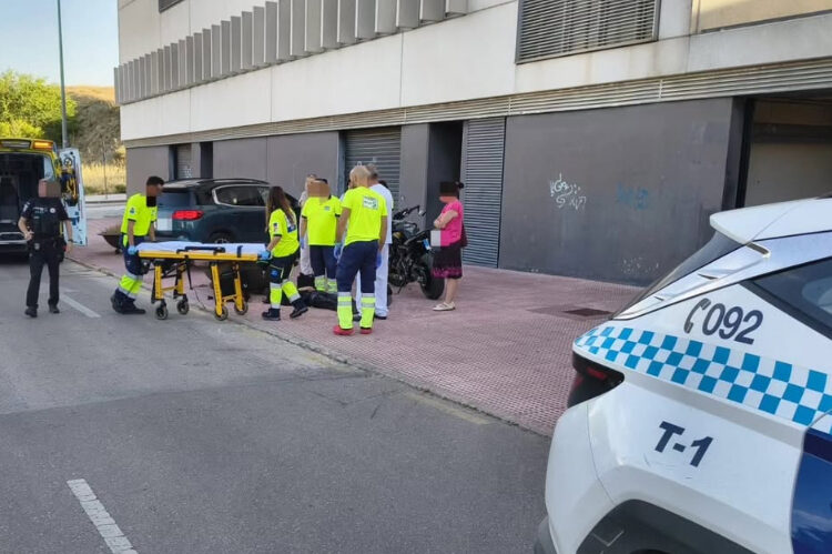 Un motorista herido tras chocar contra un coche en la céntrica calle Joaquín Turina de Cuenca