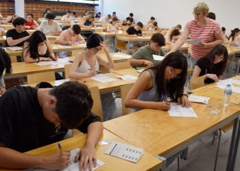 Un total de 141 preuniversitarios han comenzado este lunes los exámenes de la convocatoria extraordinaria de la Prueba de Acceso a la Universidad (PAU) en el campus de Cuenca. Las pruebas, que se desarrollan hasta el 1 de julio, reúnen a 1833 estudiantes en toda la Universidad de Castilla-La Mancha (UCLM) con el objetivo de acceder a estudios superiores o mejorar su nota de admisión. Del total regional, 1236 se examinan de la fase obligatoria y 597 acuden exclusivamente a la voluntaria para subir nota. A nivel autonómico, la matriculación ha crecido un 5,23% respecto al año pasado, según ha detallado la vicerrectora de Estudiantes, Amaya Romero. Sin embargo, el campus de Cuenca va a contracorriente de esta subida regional y registra un descenso del 4,08% en el número de inscritos para esta repesca de julio. El coordinador de la PAU, Isidro Peña, ha confirmado que los alumnos podrán conocer sus calificaciones en la tarde-noche del jueves 2 de julio. Los resultados llegarán mediante correo electrónico y también se podrán consultar en la aplicación web de la prueba o en la aplicación móvil appUCLM. La tarjeta oficial con las notas, que ya incluye firma digital y no requiere compulsa, estará disponible para su descarga a partir del 3 de julio. Quienes no estén conformes con alguna calificación y deseen solicitar una segunda corrección tendrán de plazo desde el 3 hasta el 7 de julio a las 14:30 horas. Este trámite deberá realizarse exclusivamente por internet. Los resultados de las revisiones, que llevará a cabo un profesor distinto al de la primera corrección, se notificarán la tarde-noche del 10 de julio, permitiendo descargar las tarjetas definitivas al día siguiente. Analizando la hemeroteca de Liberal de Castilla sobre las pruebas de acceso en el último año, el descenso de matriculados en la convocatoria extraordinaria de Cuenca consolida una clara tendencia local. Como documentó este medio tras conocerse los resultados de la pasada convocatoria ordinaria, la alta tasa de aprobados que mantienen los institutos conquenses en junio está vaciando la bolsa de alumnos que necesitan acudir a julio para salvar su acceso a la universidad. Mientras que otros campus de la comunidad experimentan ahora repuntes importantes de inscritos, Cuenca estabiliza sus cifras a la baja, demostrando que la gran mayoría de su alumnado resuelve su futuro académico en la primera oportunidad.