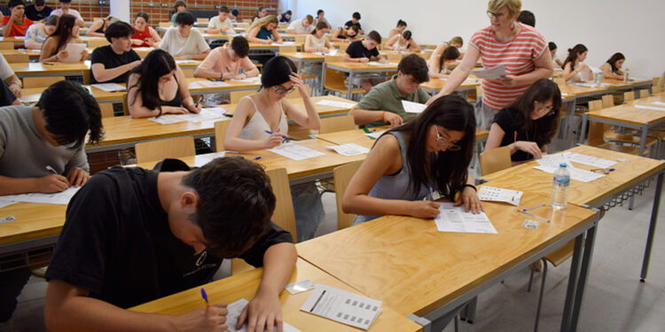 Un total de 141 preuniversitarios han comenzado este lunes los exámenes de la convocatoria extraordinaria de la Prueba de Acceso a la Universidad (PAU) en el campus de Cuenca. Las pruebas, que se desarrollan hasta el 1 de julio, reúnen a 1833 estudiantes en toda la Universidad de Castilla-La Mancha (UCLM) con el objetivo de acceder a estudios superiores o mejorar su nota de admisión. Del total regional, 1236 se examinan de la fase obligatoria y 597 acuden exclusivamente a la voluntaria para subir nota. A nivel autonómico, la matriculación ha crecido un 5,23% respecto al año pasado, según ha detallado la vicerrectora de Estudiantes, Amaya Romero. Sin embargo, el campus de Cuenca va a contracorriente de esta subida regional y registra un descenso del 4,08% en el número de inscritos para esta repesca de julio. El coordinador de la PAU, Isidro Peña, ha confirmado que los alumnos podrán conocer sus calificaciones en la tarde-noche del jueves 2 de julio. Los resultados llegarán mediante correo electrónico y también se podrán consultar en la aplicación web de la prueba o en la aplicación móvil appUCLM. La tarjeta oficial con las notas, que ya incluye firma digital y no requiere compulsa, estará disponible para su descarga a partir del 3 de julio. Quienes no estén conformes con alguna calificación y deseen solicitar una segunda corrección tendrán de plazo desde el 3 hasta el 7 de julio a las 14:30 horas. Este trámite deberá realizarse exclusivamente por internet. Los resultados de las revisiones, que llevará a cabo un profesor distinto al de la primera corrección, se notificarán la tarde-noche del 10 de julio, permitiendo descargar las tarjetas definitivas al día siguiente. Analizando la hemeroteca de Liberal de Castilla sobre las pruebas de acceso en el último año, el descenso de matriculados en la convocatoria extraordinaria de Cuenca consolida una clara tendencia local. Como documentó este medio tras conocerse los resultados de la pasada convocatoria ordinaria, la alta tasa de aprobados que mantienen los institutos conquenses en junio está vaciando la bolsa de alumnos que necesitan acudir a julio para salvar su acceso a la universidad. Mientras que otros campus de la comunidad experimentan ahora repuntes importantes de inscritos, Cuenca estabiliza sus cifras a la baja, demostrando que la gran mayoría de su alumnado resuelve su futuro académico en la primera oportunidad.