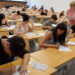 Un total de 141 preuniversitarios han comenzado este lunes los exámenes de la convocatoria extraordinaria de la Prueba de Acceso a la Universidad (PAU) en el campus de Cuenca. Las pruebas, que se desarrollan hasta el 1 de julio, reúnen a 1833 estudiantes en toda la Universidad de Castilla-La Mancha (UCLM) con el objetivo de acceder a estudios superiores o mejorar su nota de admisión. Del total regional, 1236 se examinan de la fase obligatoria y 597 acuden exclusivamente a la voluntaria para subir nota. A nivel autonómico, la matriculación ha crecido un 5,23% respecto al año pasado, según ha detallado la vicerrectora de Estudiantes, Amaya Romero. Sin embargo, el campus de Cuenca va a contracorriente de esta subida regional y registra un descenso del 4,08% en el número de inscritos para esta repesca de julio. El coordinador de la PAU, Isidro Peña, ha confirmado que los alumnos podrán conocer sus calificaciones en la tarde-noche del jueves 2 de julio. Los resultados llegarán mediante correo electrónico y también se podrán consultar en la aplicación web de la prueba o en la aplicación móvil appUCLM. La tarjeta oficial con las notas, que ya incluye firma digital y no requiere compulsa, estará disponible para su descarga a partir del 3 de julio. Quienes no estén conformes con alguna calificación y deseen solicitar una segunda corrección tendrán de plazo desde el 3 hasta el 7 de julio a las 14:30 horas. Este trámite deberá realizarse exclusivamente por internet. Los resultados de las revisiones, que llevará a cabo un profesor distinto al de la primera corrección, se notificarán la tarde-noche del 10 de julio, permitiendo descargar las tarjetas definitivas al día siguiente. Analizando la hemeroteca de Liberal de Castilla sobre las pruebas de acceso en el último año, el descenso de matriculados en la convocatoria extraordinaria de Cuenca consolida una clara tendencia local. Como documentó este medio tras conocerse los resultados de la pasada convocatoria ordinaria, la alta tasa de aprobados que mantienen los institutos conquenses en junio está vaciando la bolsa de alumnos que necesitan acudir a julio para salvar su acceso a la universidad. Mientras que otros campus de la comunidad experimentan ahora repuntes importantes de inscritos, Cuenca estabiliza sus cifras a la baja, demostrando que la gran mayoría de su alumnado resuelve su futuro académico en la primera oportunidad.