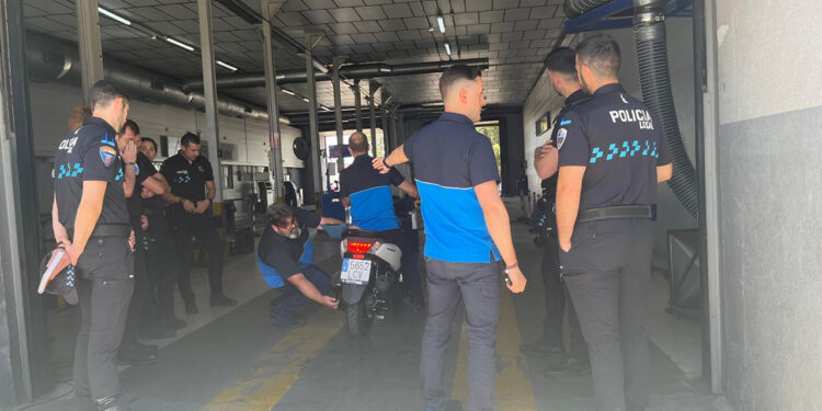 Un total de 18 policías locales de Castilla-La Mancha se forman sobre detección de modificaciones y deficiencias en vehículos a motor 1 Un total de 18 policías locales de Castilla-La Mancha se forman sobre detección de modificaciones y deficiencias en vehículos a motor