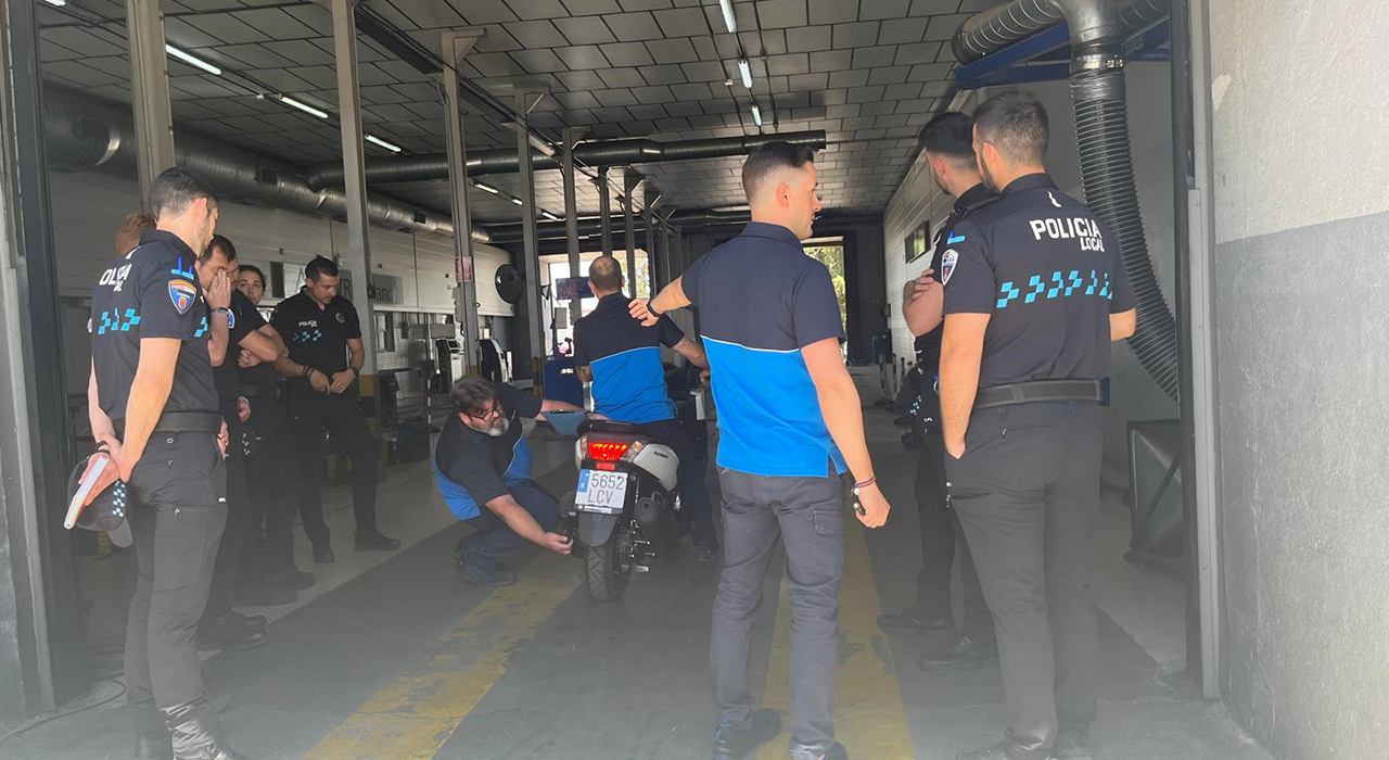 Un total de 18 policías locales de Castilla-La Mancha se forman sobre detección de modificaciones y deficiencias en vehículos a motor 2 Un total de 18 policías locales de Castilla-La Mancha se forman sobre detección de modificaciones y deficiencias en vehículos a motor