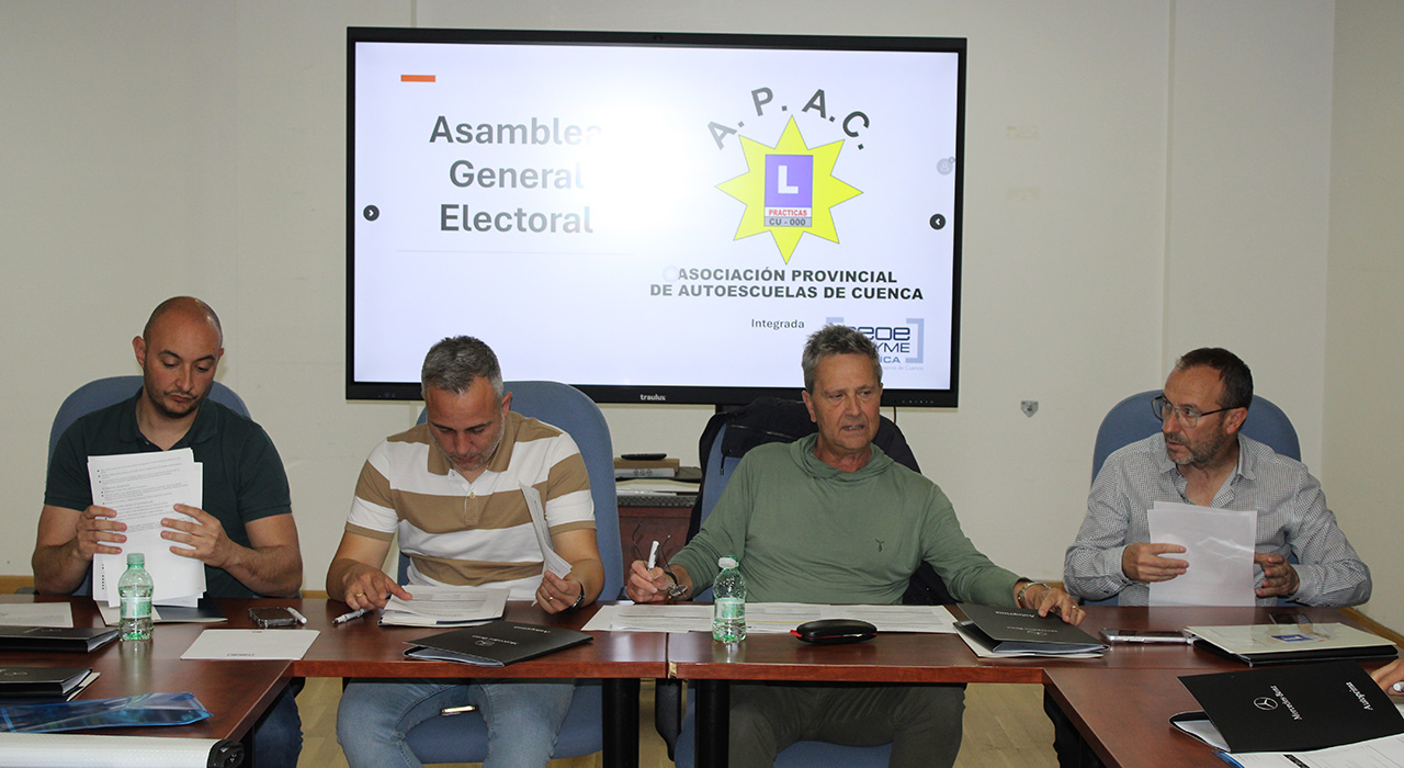 Un total de 7.000 alumnos atascados: las autoescuelas de Cuenca exigen privatizar los exámenes ante el colapso de la DGT 2 Un total de 7.000 alumnos atascados las autoescuelas de Cuenca exigen privatizar los exámenes ante el colapso de la DGT