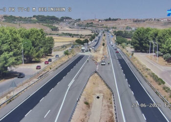 Un tráiler volcado en Belinchón corta el tráfico de la autovía A-3 en sentido Madrid