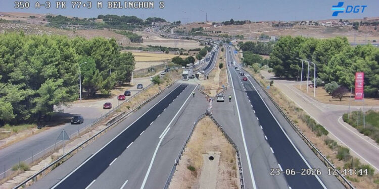 Un tráiler volcado en Belinchón corta el tráfico de la autovía A-3 en sentido Madrid