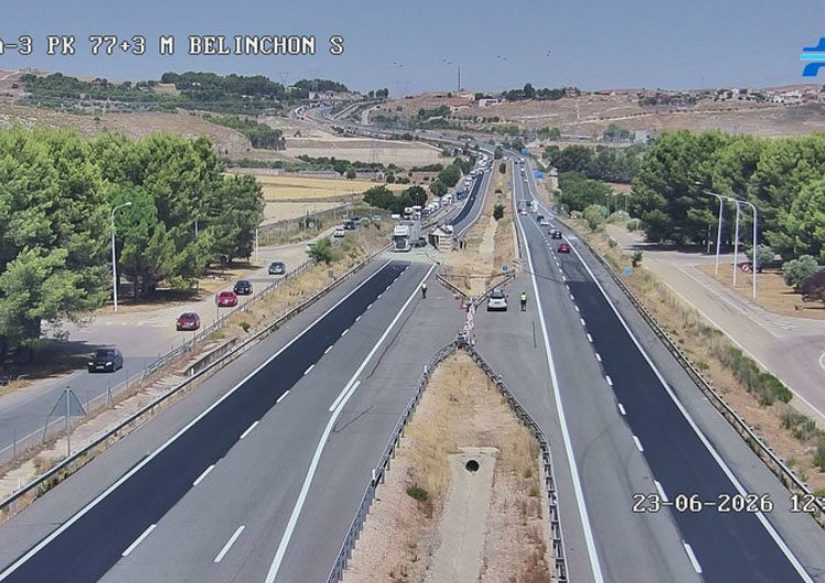 Un tráiler volcado en Belinchón corta el tráfico de la autovía A-3 en sentido Madrid