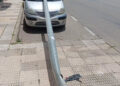 Un vehículo derriba una farola al dar marcha atrás en la calle Duque de Ahumada de Cuenca y provoca daños a terceros