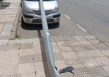 Un vehículo derriba una farola al dar marcha atrás en la calle Duque de Ahumada de Cuenca y provoca daños a terceros