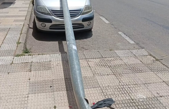 Un vehículo derriba una farola al dar marcha atrás en la calle Duque de Ahumada de Cuenca y provoca daños a terceros 1 Un vehículo derriba una farola al dar marcha atrás en la calle Duque de Ahumada de Cuenca y provoca daños a terceros