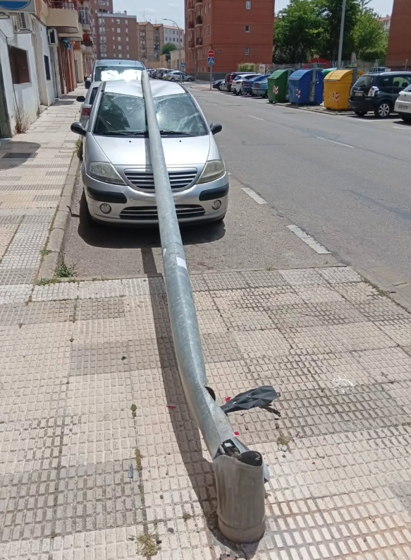 Un vehículo derriba una farola al dar marcha atrás en la calle Duque de Ahumada de Cuenca y provoca daños a terceros 2 Un vehículo derriba una farola al dar marcha atrás en la calle Duque de Ahumada de Cuenca y provoca daños a terceros
