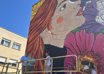 Villa Román estrena un gran mural de Crisdose para reivindicar la igualdad