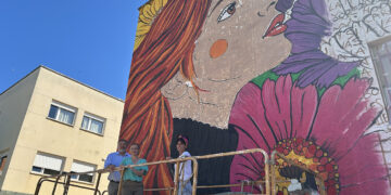 Villa Román estrena un gran mural de Crisdose para reivindicar la igualdad