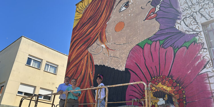 Villa Román estrena un gran mural de Crisdose para reivindicar la igualdad
