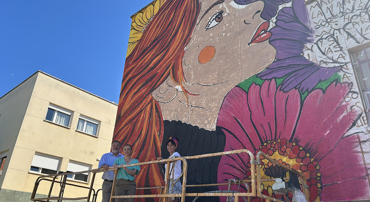 Villa Román estrena un gran mural de Crisdose para reivindicar la igualdad