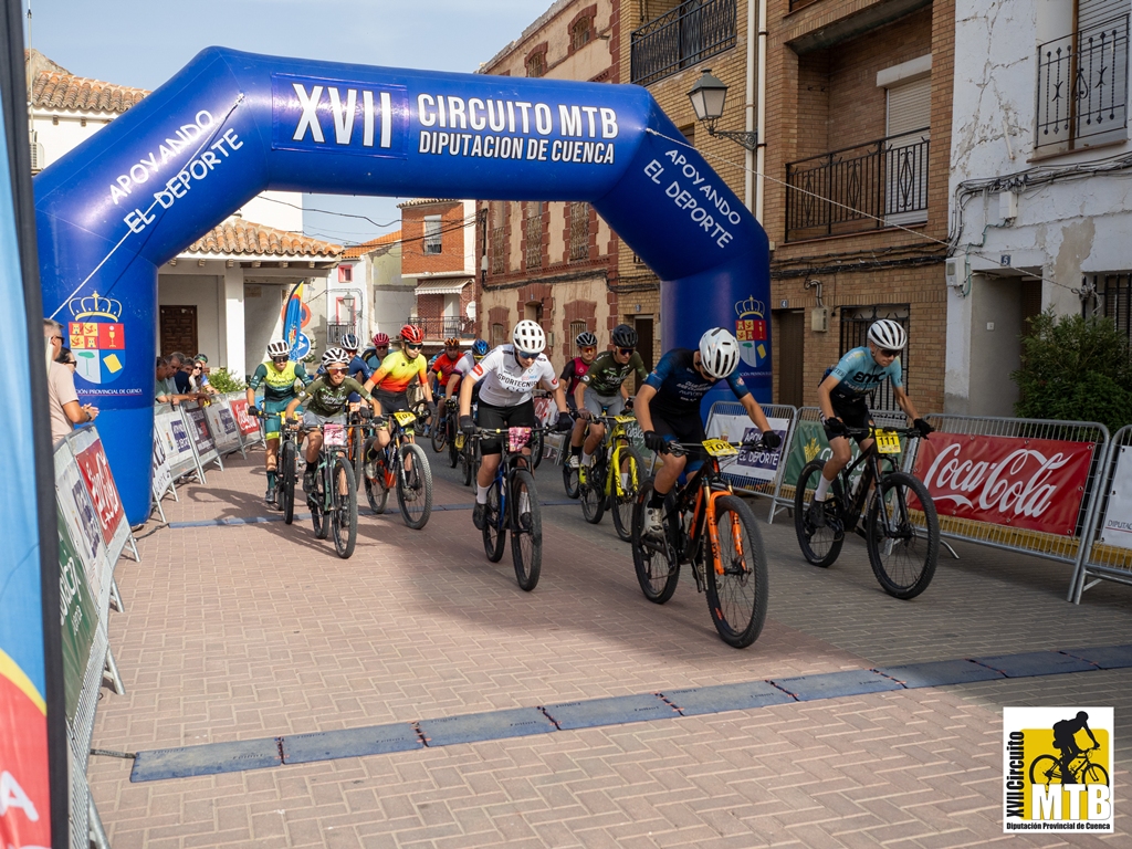 Villalba del Rey se estrena en el Circuito MTB de Cuenca coronando a Petrov y Alba López bajo un calor extremo