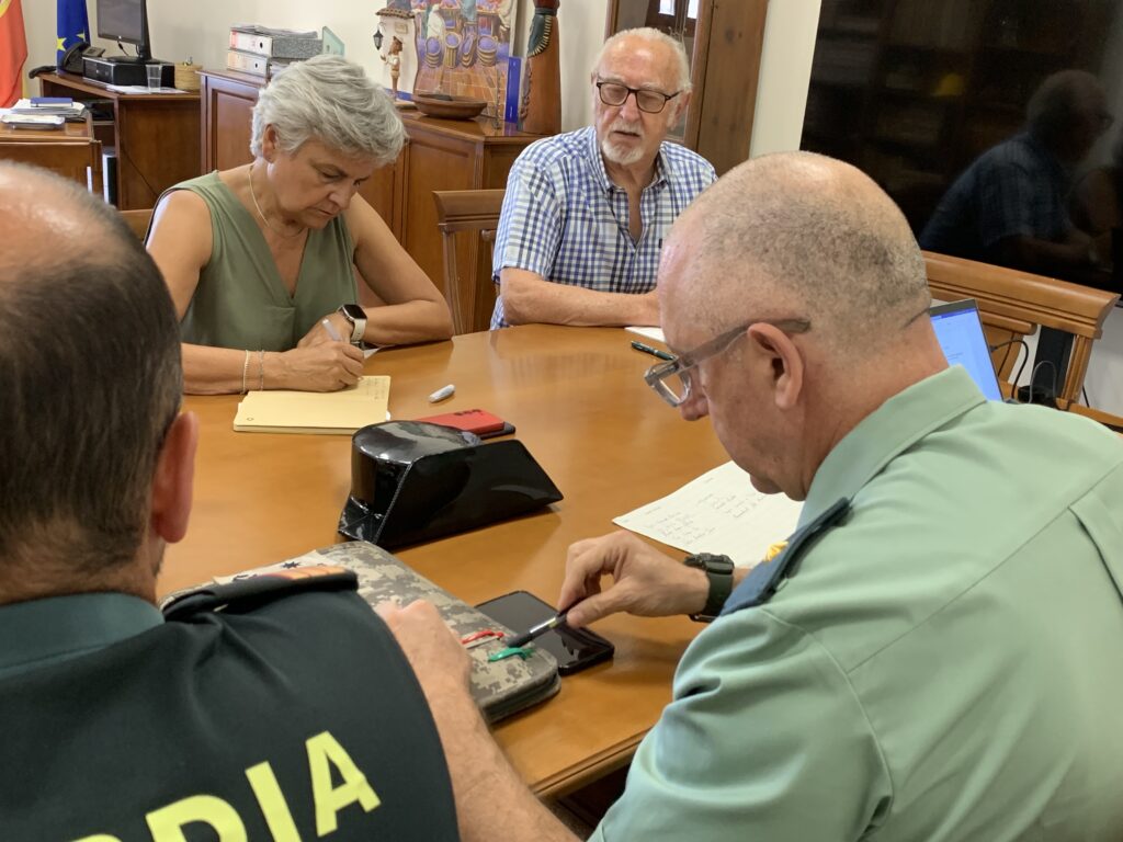 2026 07 03 la subdelegada se reune con el alcalde de Sisante