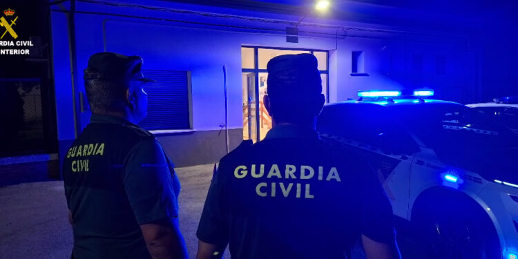 Un pasajero de coche compartido es detenido en Castillo de Garcimuñoz tras incautarle 900 gramos de ketamina en la autovía A-3. 1 Un pasajero de coche compartido es detenido en Castillo de Garcimuñoz tras incautarle 900 gramos de ketamina en la autovía A-3.