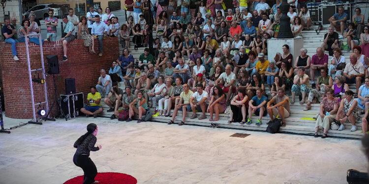 La plaza de Luis de Lucena reúne a medio millar de espectadores y afianza a Guadalajara en el circuito de la danza contemporánea 1 La plaza de Luis de Lucena reúne a medio millar de espectadores y afianza a Guadalajara en el circuito de la danza contemporánea