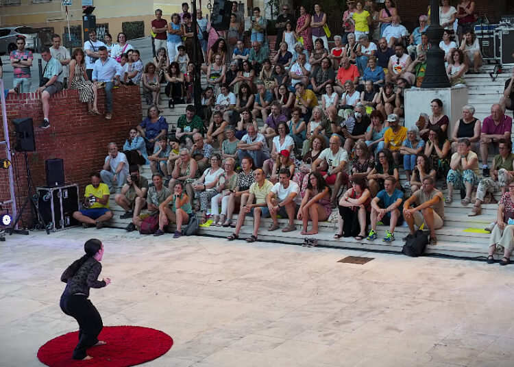 La plaza de Luis de Lucena reúne a medio millar de espectadores y afianza a Guadalajara en el circuito de la danza contemporánea