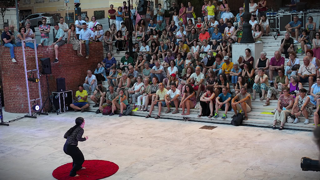 La plaza de Luis de Lucena reúne a medio millar de espectadores y afianza a Guadalajara en el circuito de la danza contemporánea 2 La plaza de Luis de Lucena reúne a medio millar de espectadores y afianza a Guadalajara en el circuito de la danza contemporánea