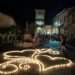 El municipio de Arbancón, en la provincia de Guadalajara, celebrará los próximos sábados 18 y 25 de julio la décima edición de "A La Luz de las Velas". Este evento transformará el casco histórico de la localidad apagando el alumbrado público para encender miles de velas en sus calles, plazas y fachadas. La iniciativa busca dinamizar el turismo de interior y poner en valor el patrimonio rural mediante una experiencia inmersiva que combina historia, música y gastronomía local. La programación estructurada para ambas jornadas ofrece diferentes propuestas: La jornada arranca a las 20:30 horas con puertas abiertas en los museos locales y la iglesia de San Benito Abad. Los visitantes encontrarán puestos de artesanía y productos gastronómicos distribuidos por todo el recorrido. La organización ofrece una visita guiada acompañada de una degustación de mieles autóctonas de la zona. Un recital poético sirve como preludio al gran encendido oficial programado a las 22:00 horas. La noche concluye con un concierto musical y una ruta nocturna enfocada en las leyendas del municipio. Evolución del evento El archivo de Liberal de Castilla muestra cómo esta cita ha evolucionado significativamente desde sus primeras ediciones. Lo que comenzó como una propuesta local para iluminar las noches de verano ha crecido de manera constante durante la última década. Los registros históricos del medio reflejan que la afluencia sostenida de visitantes obligó a la organización a profesionalizar el formato, introduciendo estrictos controles de aforo, venta anticipada de entradas y paquetes con experiencias turísticas cerradas. Esta trayectoria de diez años explica la actual consolidación de Arbancón como destino de referencia estival en Castilla-La Mancha. La decisión de exigir reserva previa a través de su portal web oficial preserva la esencia del municipio frente a la masificación, garantizando una visita de calidad. Al integrar a productores de la comarca y mantener el foco en la divulgación del entorno rural, la cita logra un equilibrio sólido entre el desarrollo económico y la protección de su identidad cultural.