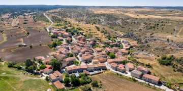 Armallones cede sus pastos para salvar al ganado del incendio de La Mierla