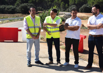 Las obras de acondicionamiento de la vía que une Las Mesas con el límite provincial de Albacete han alcanzado un 45% de ejecución. El presidente de la Diputación de Cuenca, Álvaro Martínez Chana, ha visitado los trabajos este jueves junto al alcalde del municipio, Carlos Algaba, confirmando que la infraestructura mantiene los plazos previstos y estará terminada antes de que finalice el año 2026. Con una inversión superior a los 4 millones de euros, esta intervención supone el mayor desembolso histórico de la institución provincial en materia de carreteras. El proyecto transforma un antiguo camino agrícola en una vía moderna de 8,6 kilómetros de longitud, ampliando la plataforma vial para mejorar de forma sustancial la seguridad de los conductores. Hasta el momento, ya se han completado los movimientos de tierras y se prepara el terreno para comenzar a extender las capas de zahorra y el asfaltado. Esta conexión resulta estratégica para toda La Mancha conquense. La nueva carretera no solo facilitará el acceso directo y seguro de los vecinos al Hospital de Villarrobledo, sino que también reducirá drásticamente los tiempos de respuesta de los bomberos de Albacete ante cualquier emergencia en la zona. Además, los trabajos incluyen la construcción de un nuevo puente sobre el río Záncara de 35 metros de longitud y nueve de anchura, preparado para soportar posibles crecidas, así como la reordenación de 77 accesos a explotaciones agrícolas que impulsarán el transporte de mercancías del sector primario local. El peso de la hemeroteca Buceando en el archivo de Liberal de Castilla sobre las infraestructuras de La Mancha conquense, las demandas para dignificar las vías de comunicación entre el sur de Cuenca y la provincia de Albacete han sido una constante durante la última década. Tradicionalmente, los vecinos de municipios fronterizos como Las Mesas dependían de vías estrechas, de firme irregular y trazados sinuosos, diseñadas originalmente para el lento tránsito de tractores y maquinaria agrícola. El desarrollo actual de esta carretera explica una clara evolución en las necesidades del entorno rural. Lo que antes era una simple exigencia para facilitar la vendimia o la siembra, hoy es una reivindicación vital para asegurar el acceso a servicios sanitarios interprovinciales. La transformación de este tramo salda una deuda histórica con la comarca y refleja un cambio de paradigma en la administración: pasar del parcheo estacional de caminos rurales a la creación de corredores seguros que garanticen respuestas rápidas de emergencias, fortalezcan la economía agrícola y, en definitiva, fijen población en nuestros pueblos ofreciendo infraestructuras del siglo XXI.